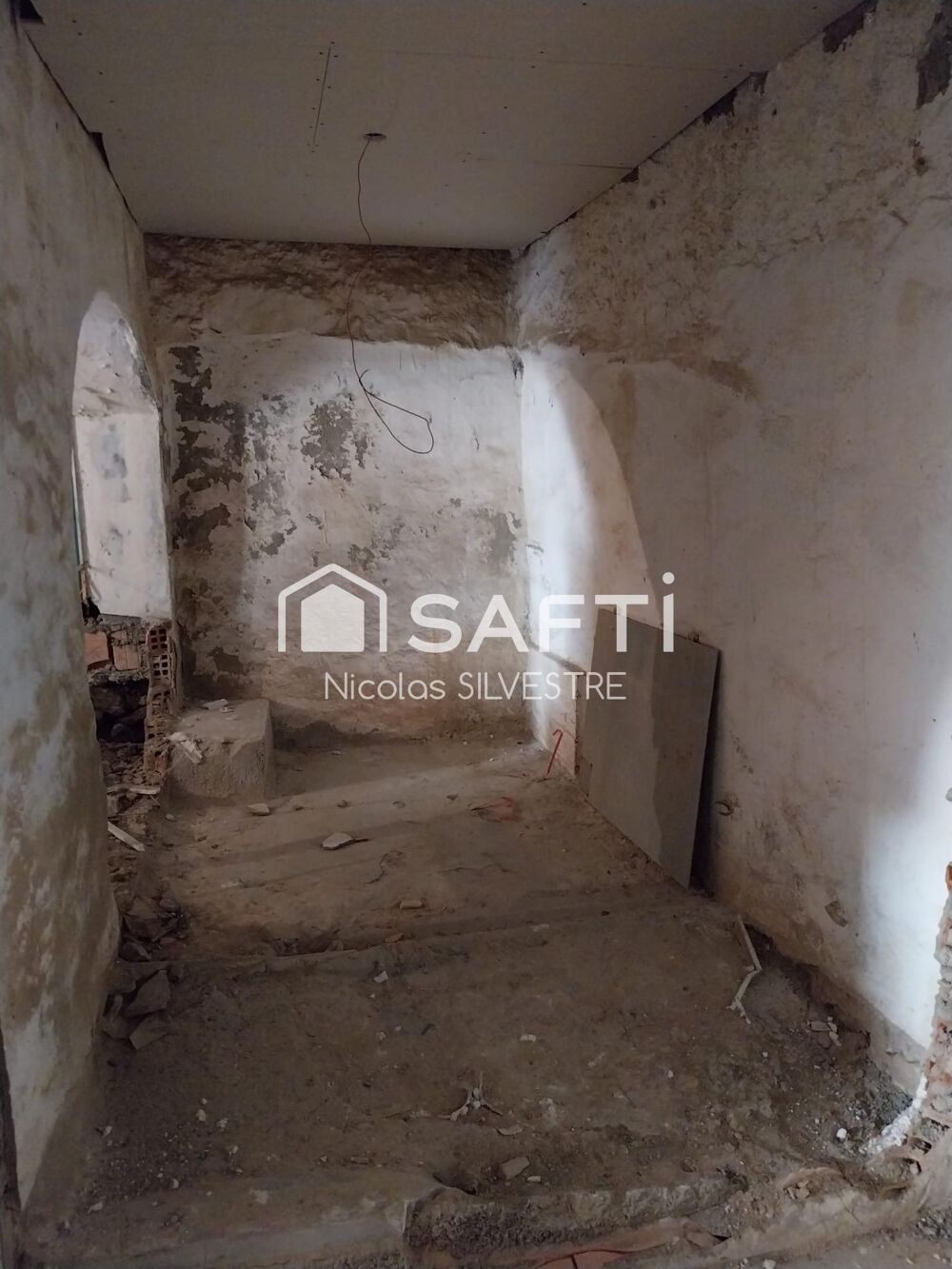Maison de village à rénover au fort potentiel.