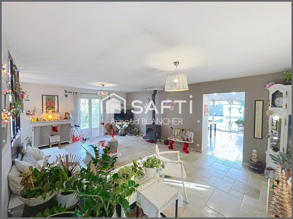 Pavillon plain-pied 5 chambres, 2 salles de bains, grande terrasse et piscine.