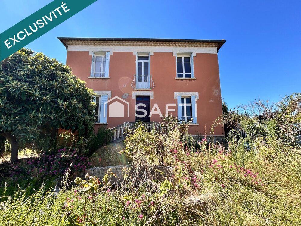 Maison de caractère des années 1930, chargée dhistoire, offrant 250 m² habitables et 150 m² de dépendances : un bien rare aux v