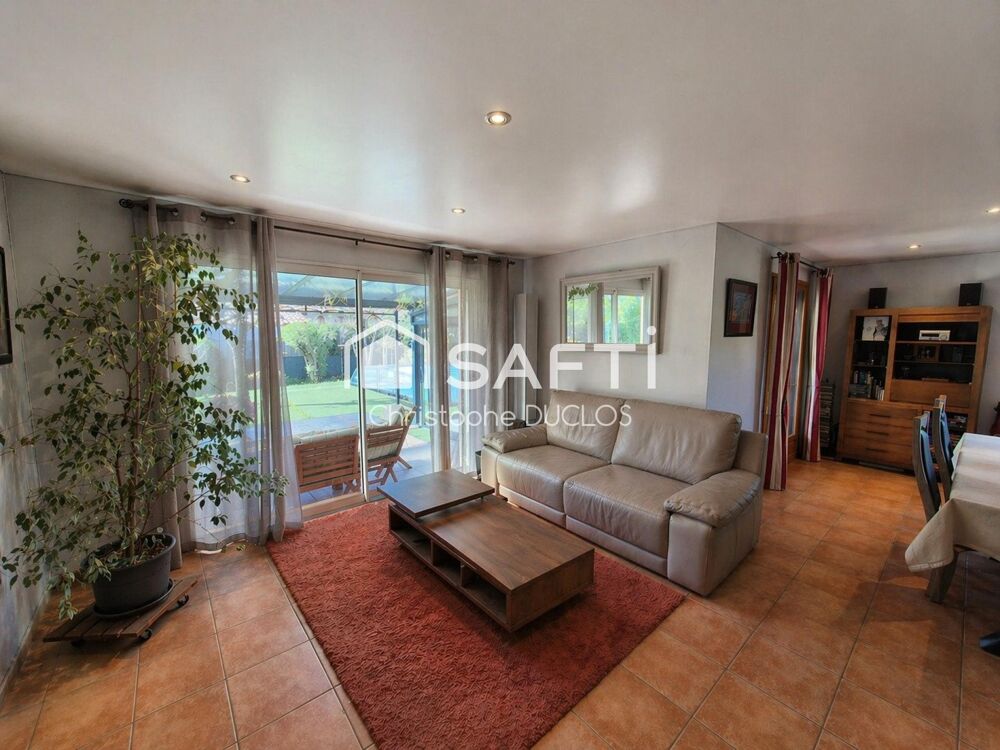 Maison avec jardin, piscine, terrasse et garage.