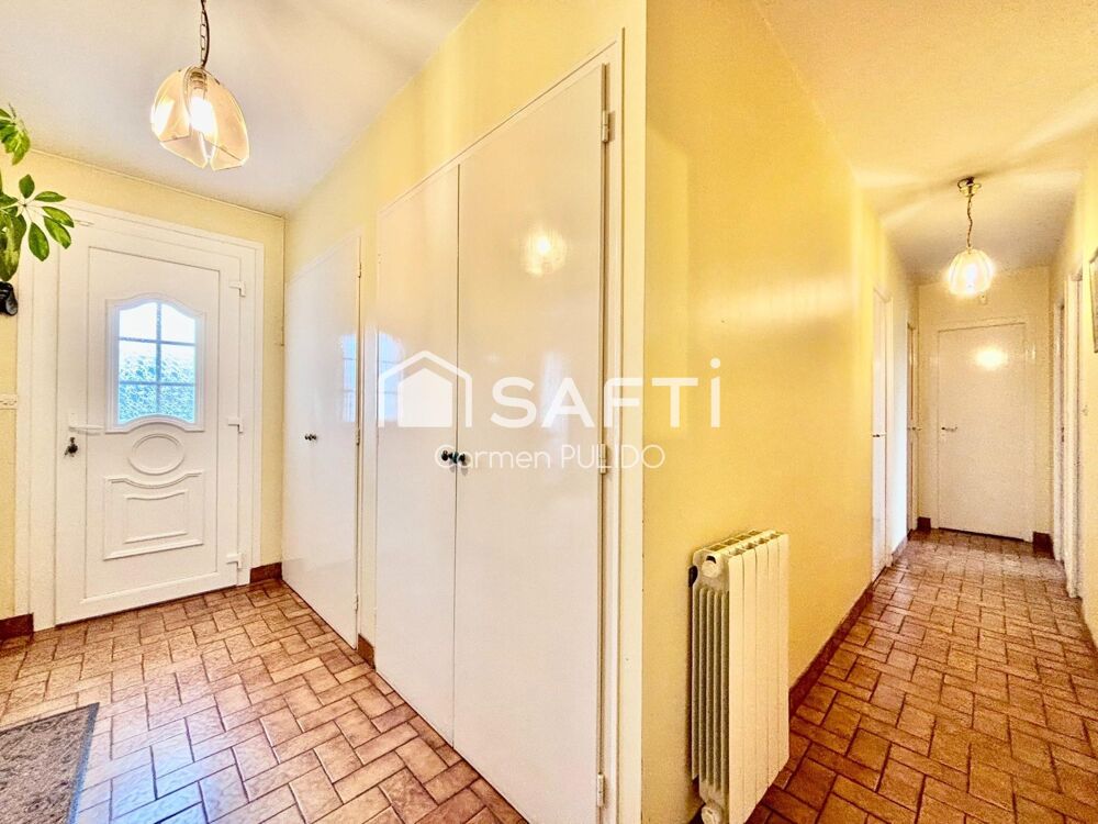Maison traditionnelle de 135 m² composée de 4 chambres plain-pied avec dépendances, piscine et terrain de 2 270 m²