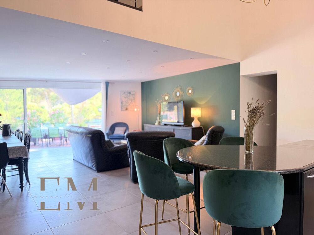 MAISON CONTEMPORAINE DANS LES PINS A DEUX PAS DES PLAGES