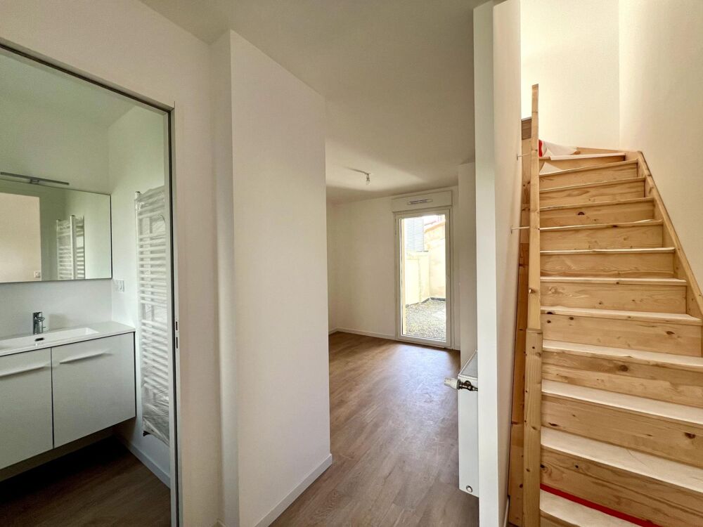 Appartement en souplex, 1 chambre, stationnement fermé.