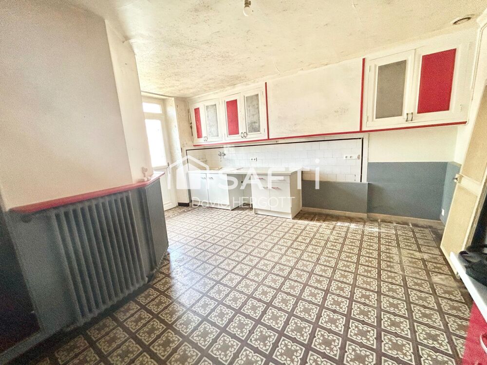 Maison ancienne à rénover avec dépendances et beau potentiel d'aménagement