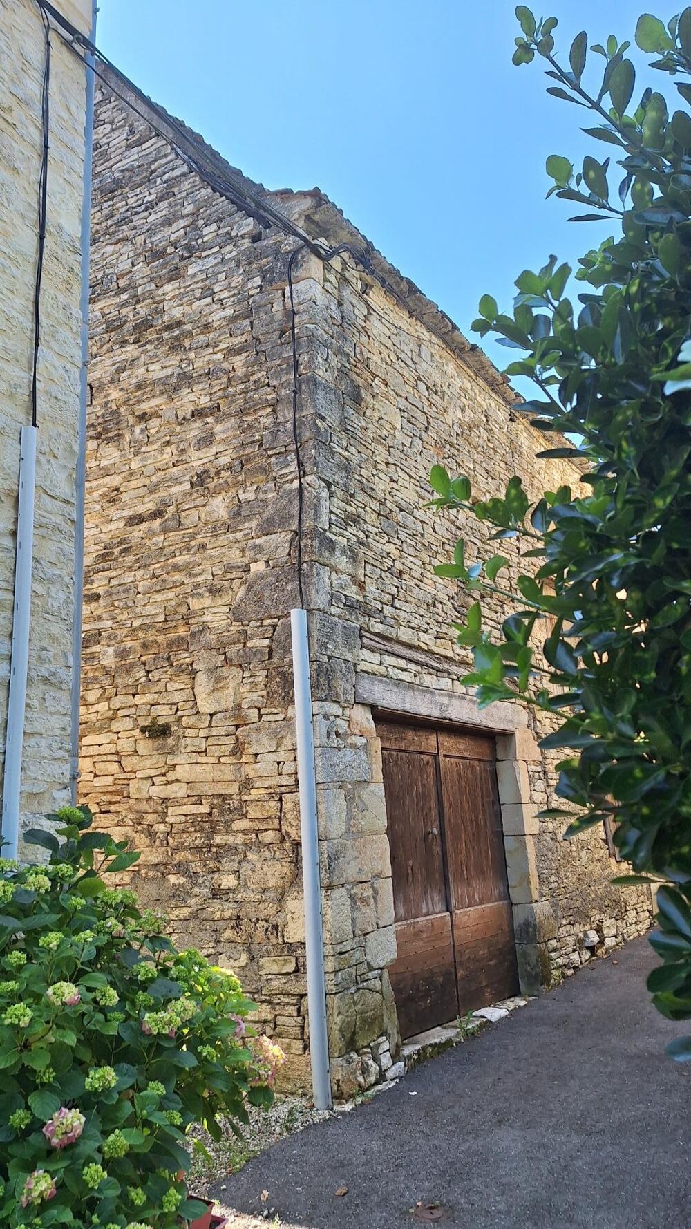 Belle maison de village en pierre avec cour, Garage et Terrain