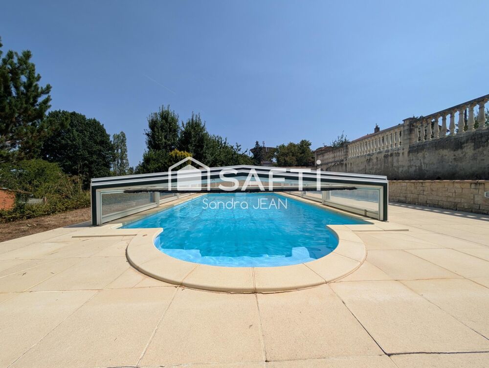 Charmante maison avec piscine dans un quartier agréable avec sous-sol complet.