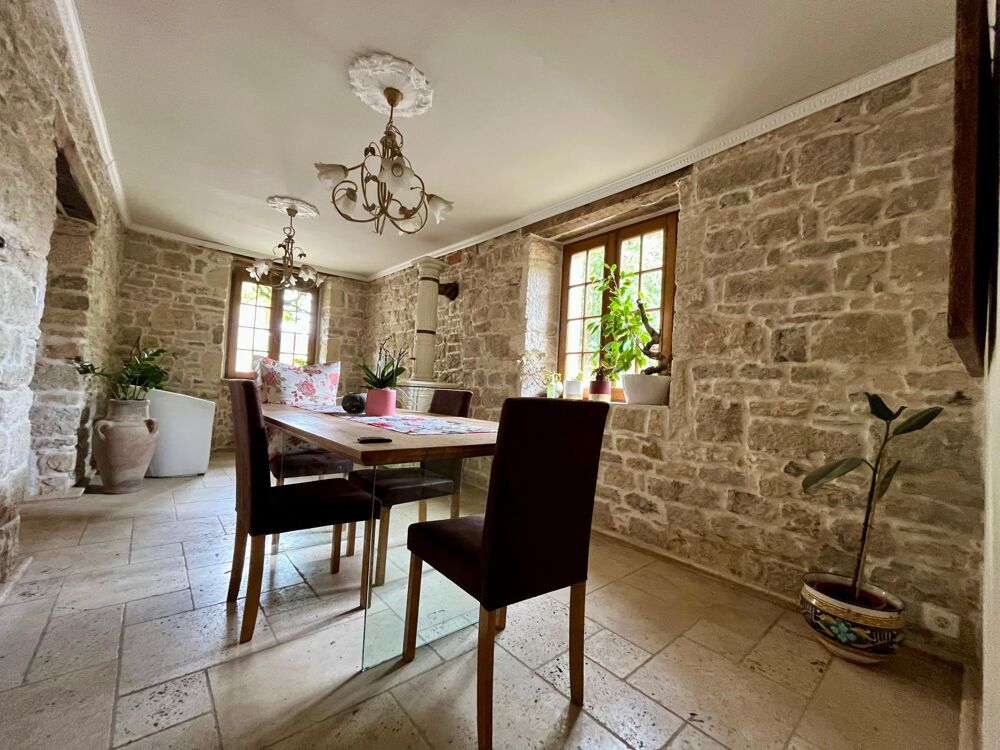 PORT-LESNEY  PROPRIÉTÉ DE CARACTÈRE AVEC VUE SUR LA LOUE, DÉPENDANCES & APPARTEMENT INDÉPENDANT