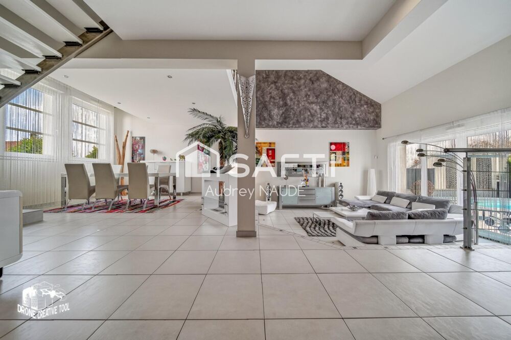 Maison individuelle 223 m² avec piscine chauffée