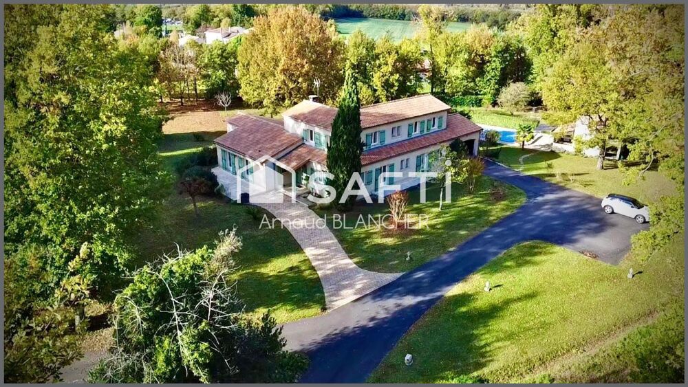 Maison d'architecte, grand séjour, 6 chambres + bureau, 2 sdb, garage, piscine chauffée et pool house.