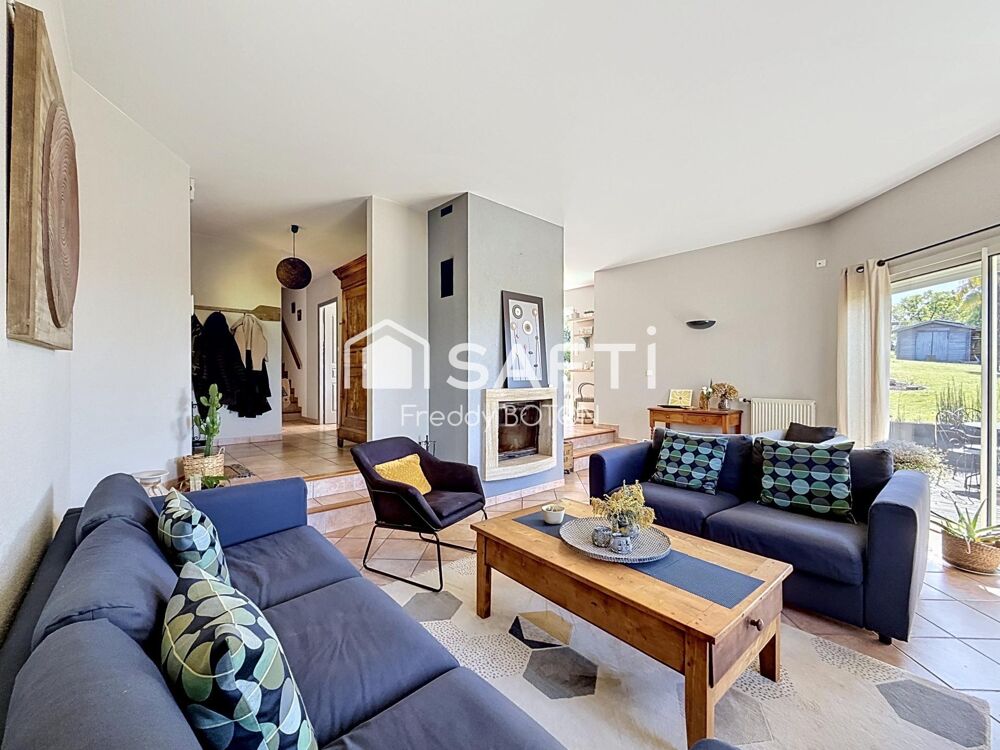 Une maison clé en main, moderne et parfaitement entretenue avec piscine et grands extérieurs .