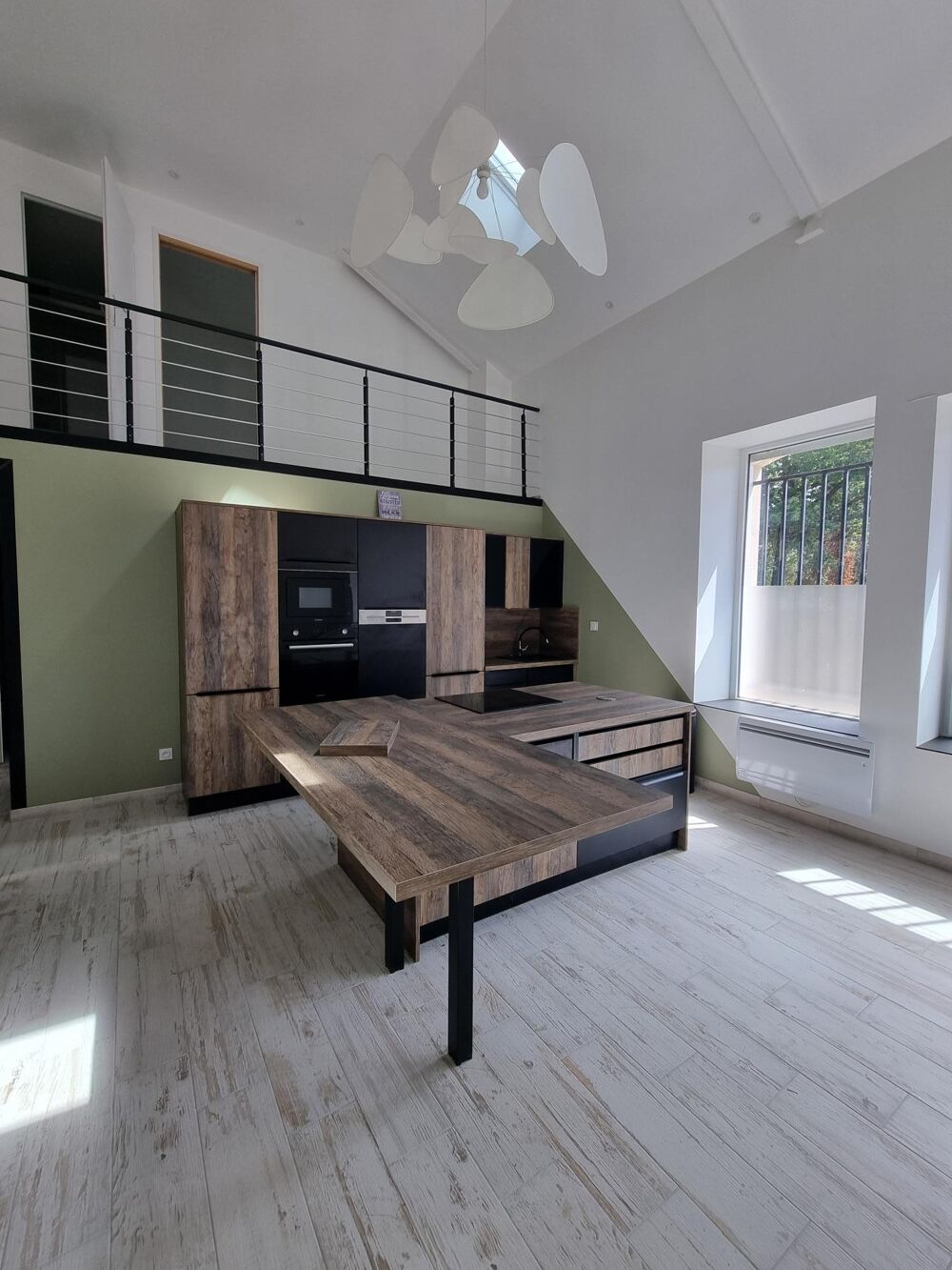 LOFT Rénové, avec terrasse et garages - au calme