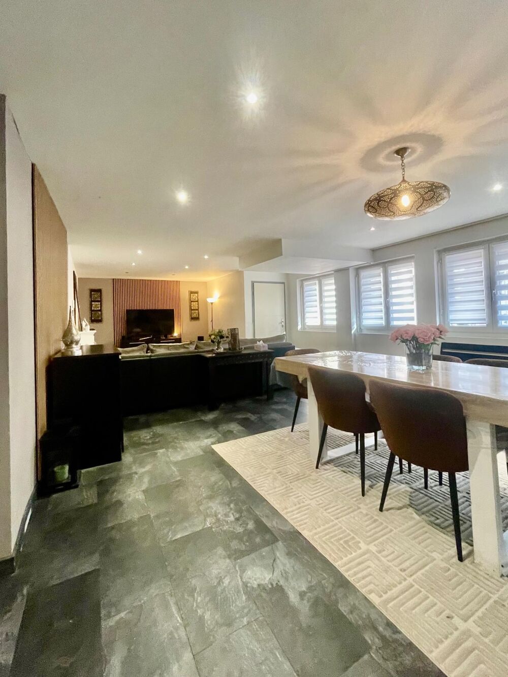 Vente Appartement À MULHOUSE – UN BIEN AUX MULTIPLES POSSIBILITÉS de 149 m2, 5 pièces, une cave et 2 places de stationnements privatives extérieur Mulhouse