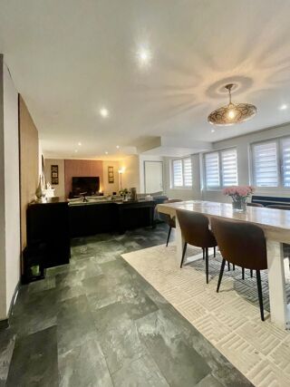 Vente Appartement À MULHOUSE – UN BIEN AUX MULTIPLES POSSIBILITÉS de 149 m2, 5 pièces, une cave et 2 places de stationnements privatives extérieur Mulhouse