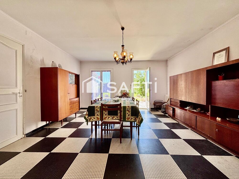 Maison en pierre de caractère avec garage et dépendances à Saint-Pey-d'Armens  2 099 m² sans vis-à-vis