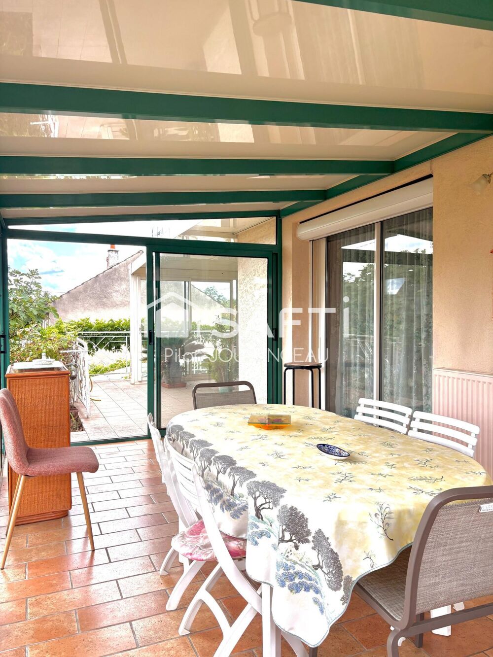GIVRY MAISON FAMILIALE - BEAUX VOLUMES - 135m2 - proche de toutes commodités - Quartier agréable -