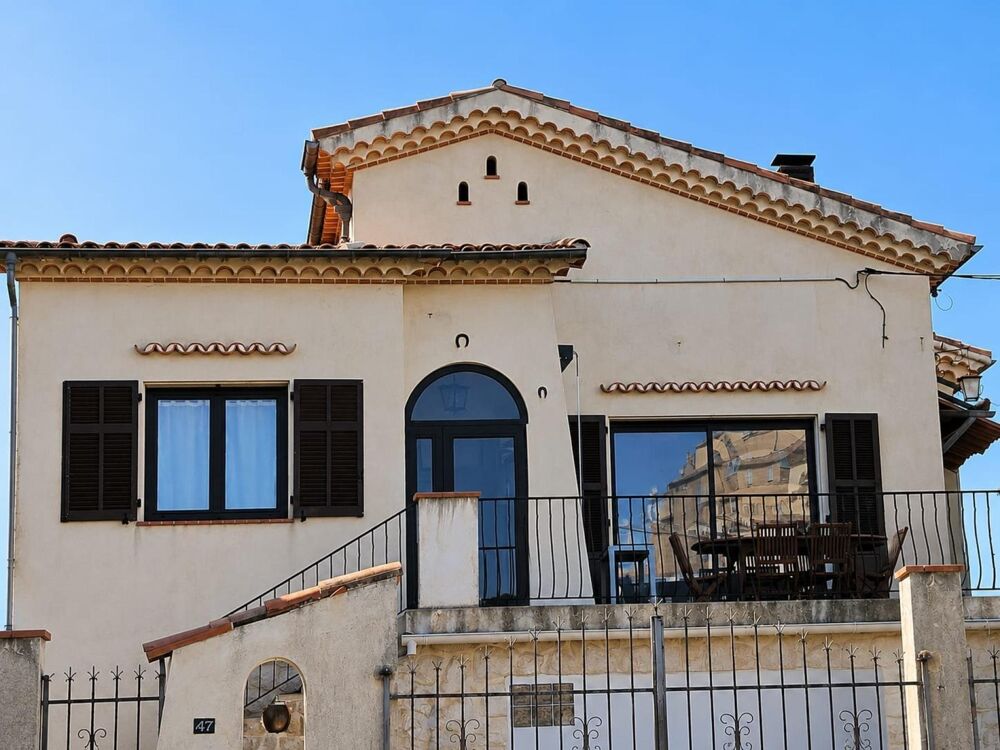 TRÈS JOLI HAUT DE MAISON