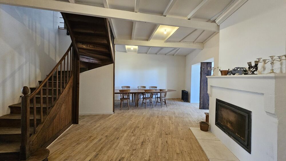 Proche de Barbezieux, maison familiale de 340 m² entièrement rénovée au charme authentique.