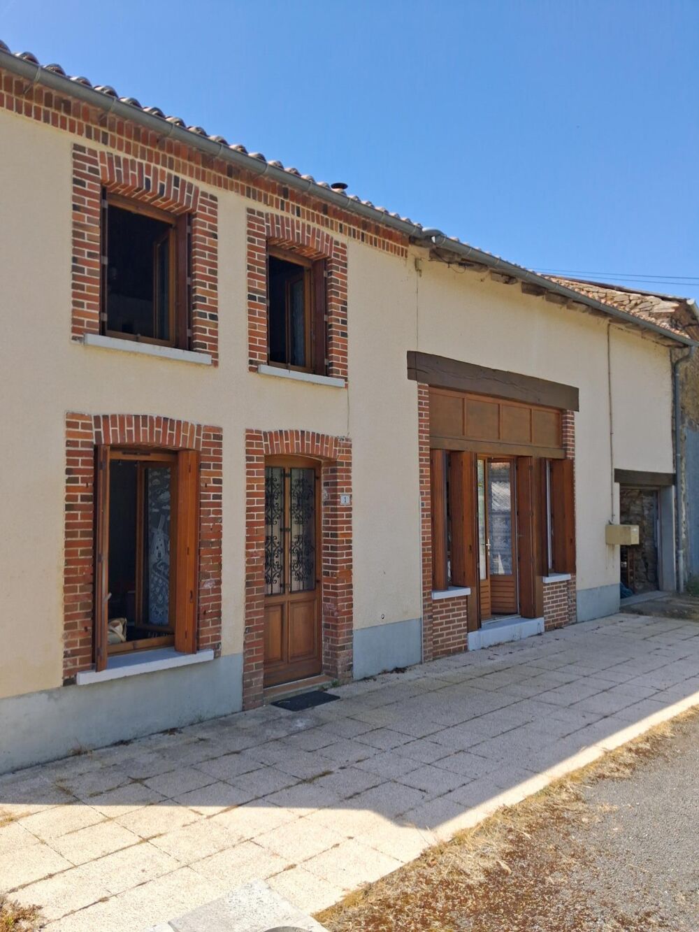 Maison de village en pierre et au calme , sans vis à vis ,5 pieces , 1 étage , habitable de suite.
