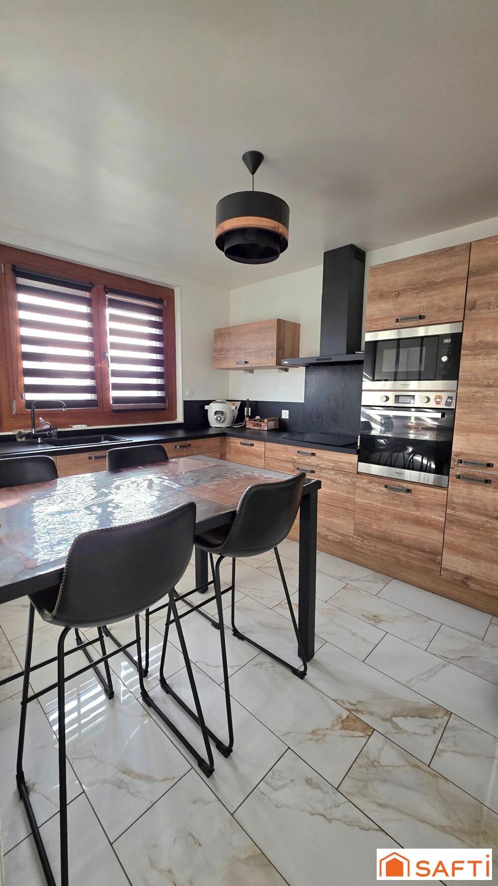 Pavillon habitable de PLAIN PIED élevé sur sous sol avec garage et dépendance T2, DPE C.