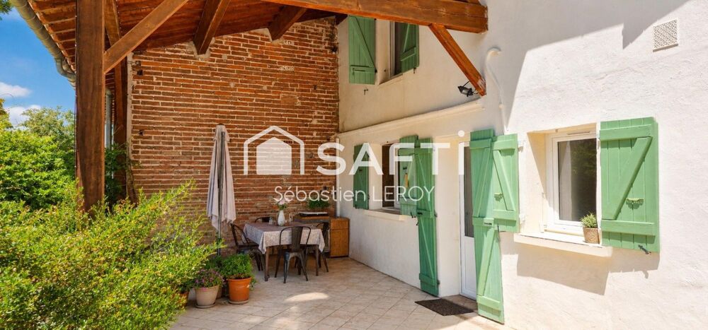 Maison familiale avec garage, jardin et terrasse.