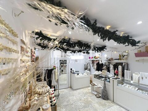 Emplacement premium ultra-fr&eacute;quent&eacute;, belle vitrine sur rue et environnement commercial dynamique au c�ur d'une zone &agrave; forte attr 1800 83110 Sanary-sur-mer