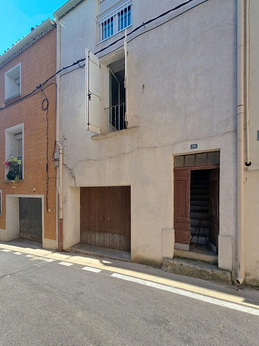 Vente Maison Une maison de village pleine de potentiel, avec immense garage et grenier aménageable, à deux pas de Lamalou-les-Bains. Herepian