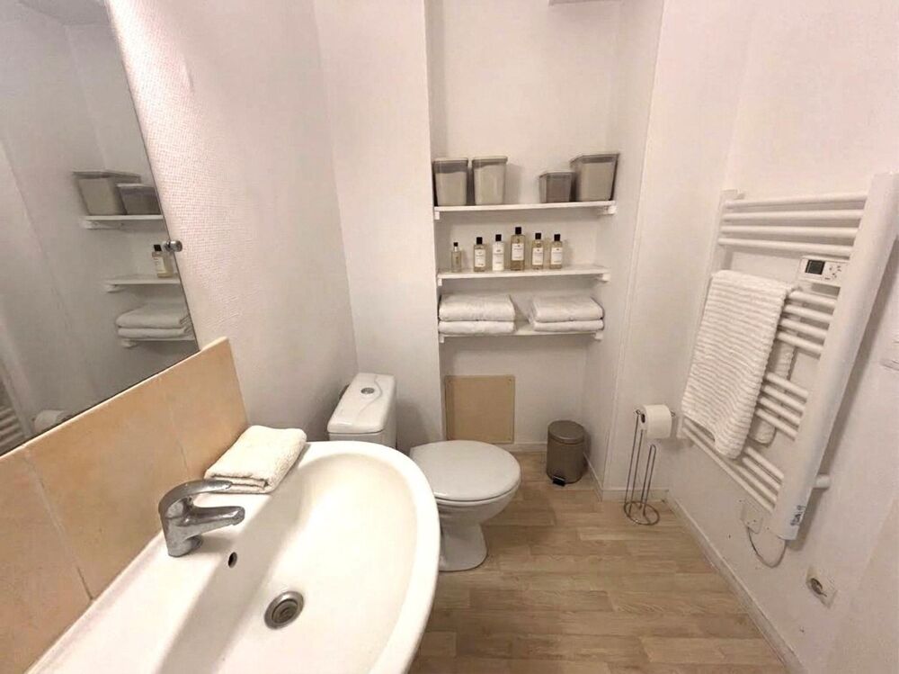 Studio 27m2 vendu loué avec locataire sérieux.