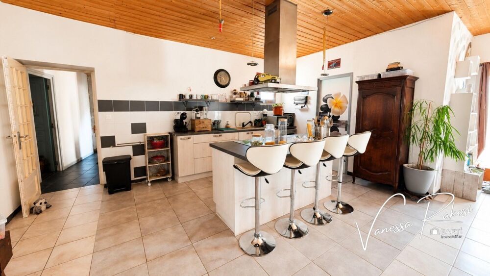 Vente Maison Nuaillé sur Boutonne Maison de plain pied de 131 m² avec 3 chambres, jardinet, garage et dépendance Nuaille-sur-boutonne