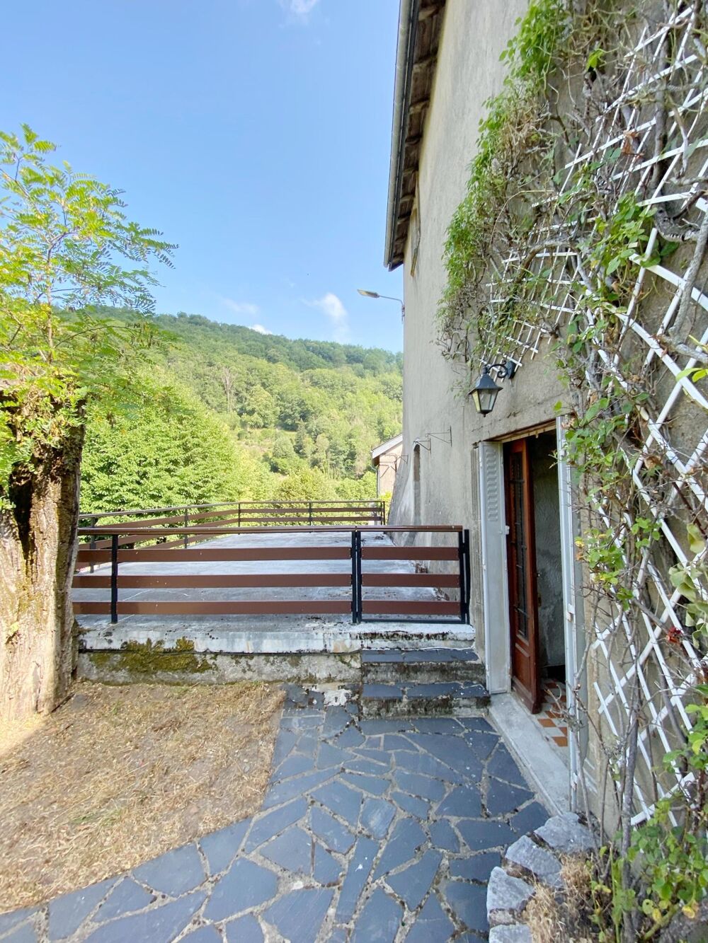 Maison avec dependance dans un joli village Medieval