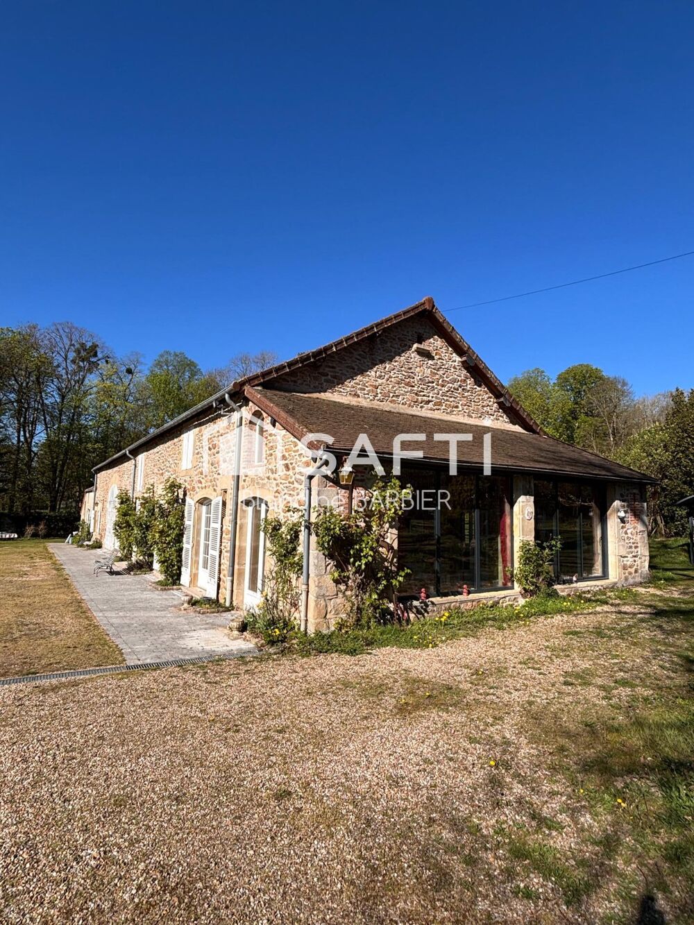 Longère en pierres de 241 m² avec 2 habitations et 1.84 ha - Autun