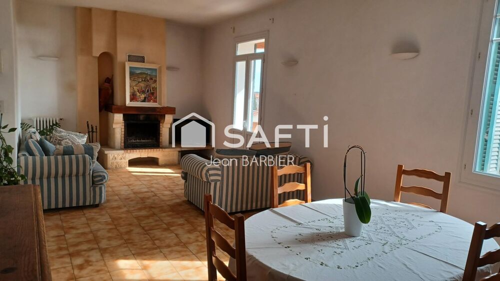 Sur la commune de Bandol, a cinq minutes a pied des plages, dans une batisse des années 30, haut de villa de 85m² de type 4 avec