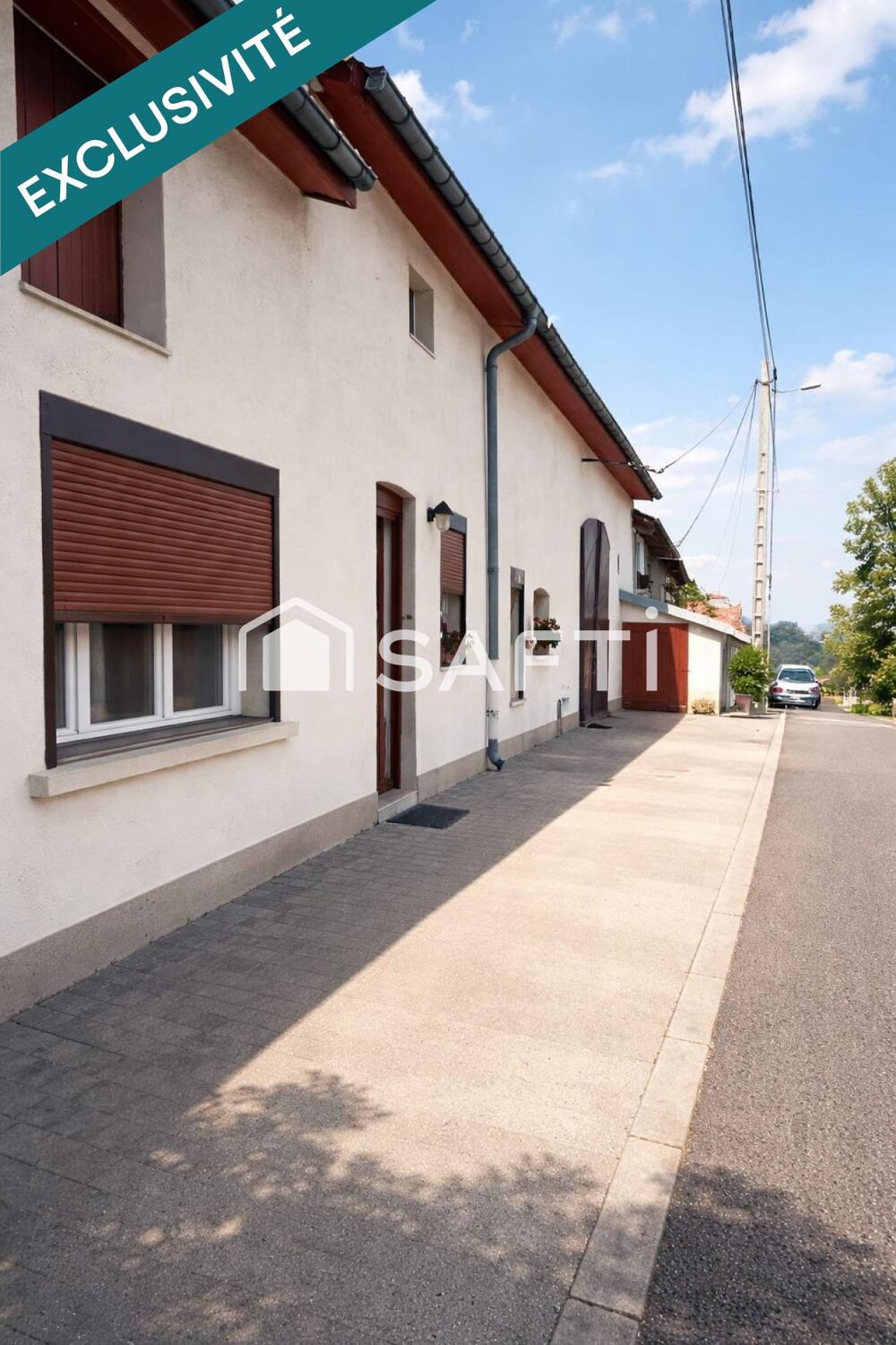 Ferme à rénover avec garage, hangar, et terrain.