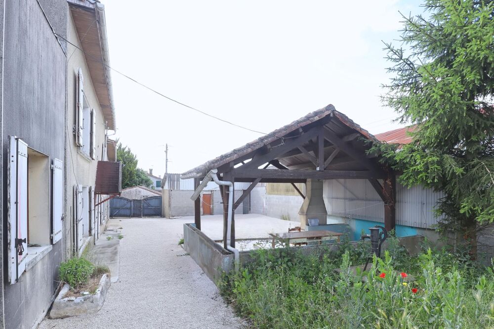 Vente Maison Maison 5 chambres avec garage + atelier/grange + gite Chef-boutonne
