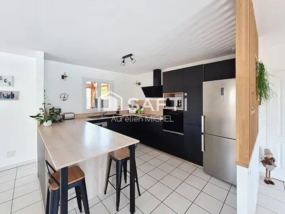Maison de plain pied de 146m² avec véranda et piscine