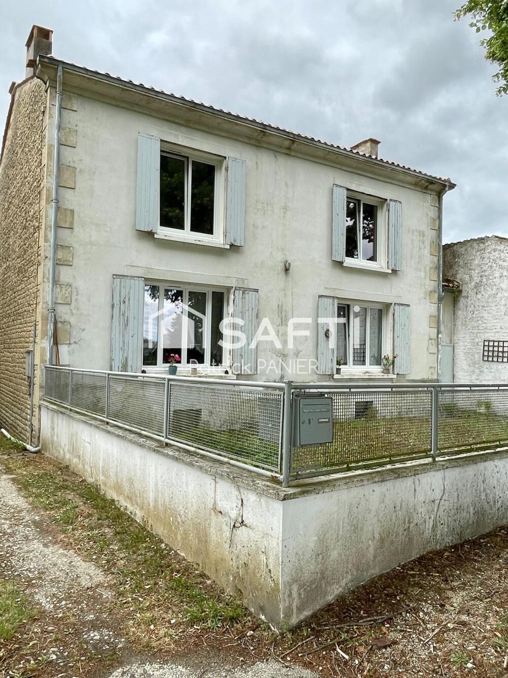 Maison de caractère avec grand terrain.