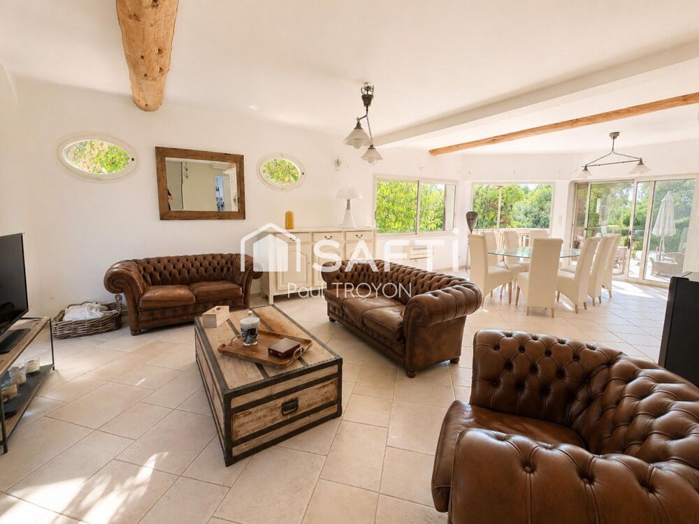 Belle et grande maison traditionnelle en campagne d'Aubagne