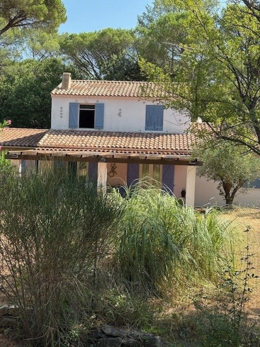 Vente Maison Maison construite en 1980 sur une parcelle clôturée en pleine campagne sur la commune de Besse sur Issole. Besse-sur-issole