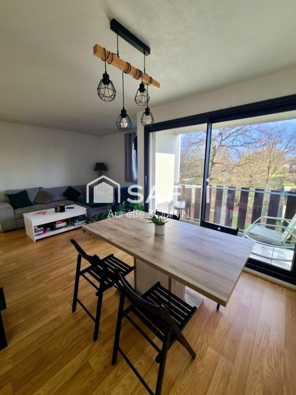 Vente Appartement Pessac Le Bourghail, Je vous présente ce bel appartement de 3 pièces rénové sans vis à vis et au dernier étage Pessac