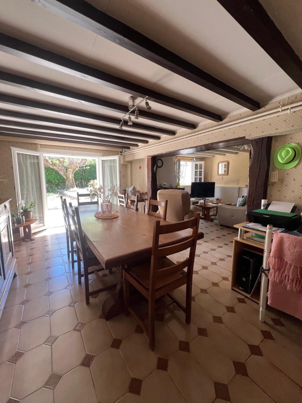 Grande batisse familliale avec dépendance, terrain et piscine à rénover
