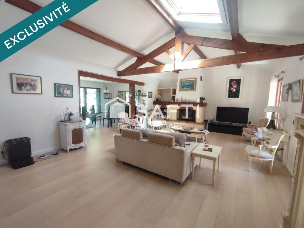 MAISON LUMINEUSE AVEC GRAND SEJOUR ET PARC ARBORE