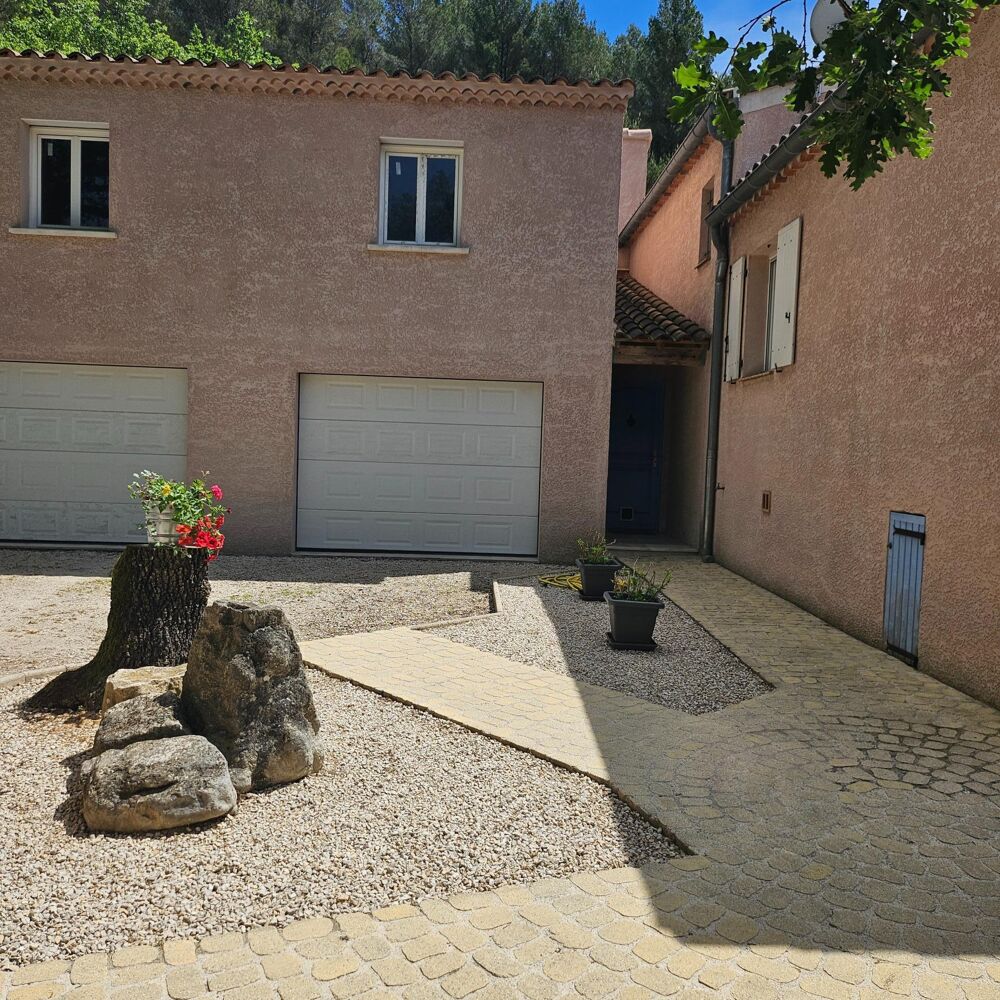Calme absolu, nature omniprésente et aucun vis-à-vis: une villa rare dans une cadre privilégié