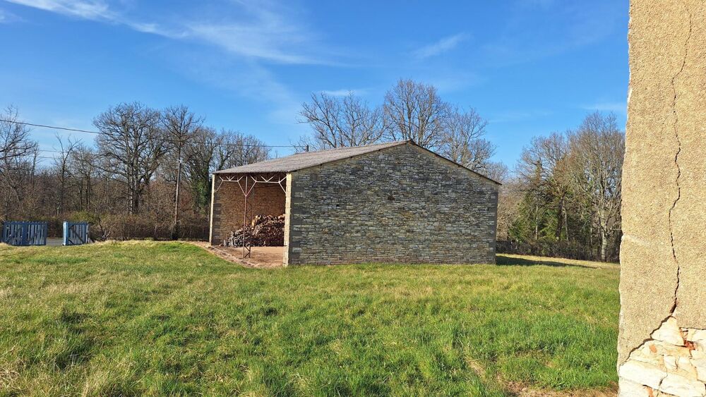 Rare! Grange et hangar à restaurer sur terrain de 2,6 ha
