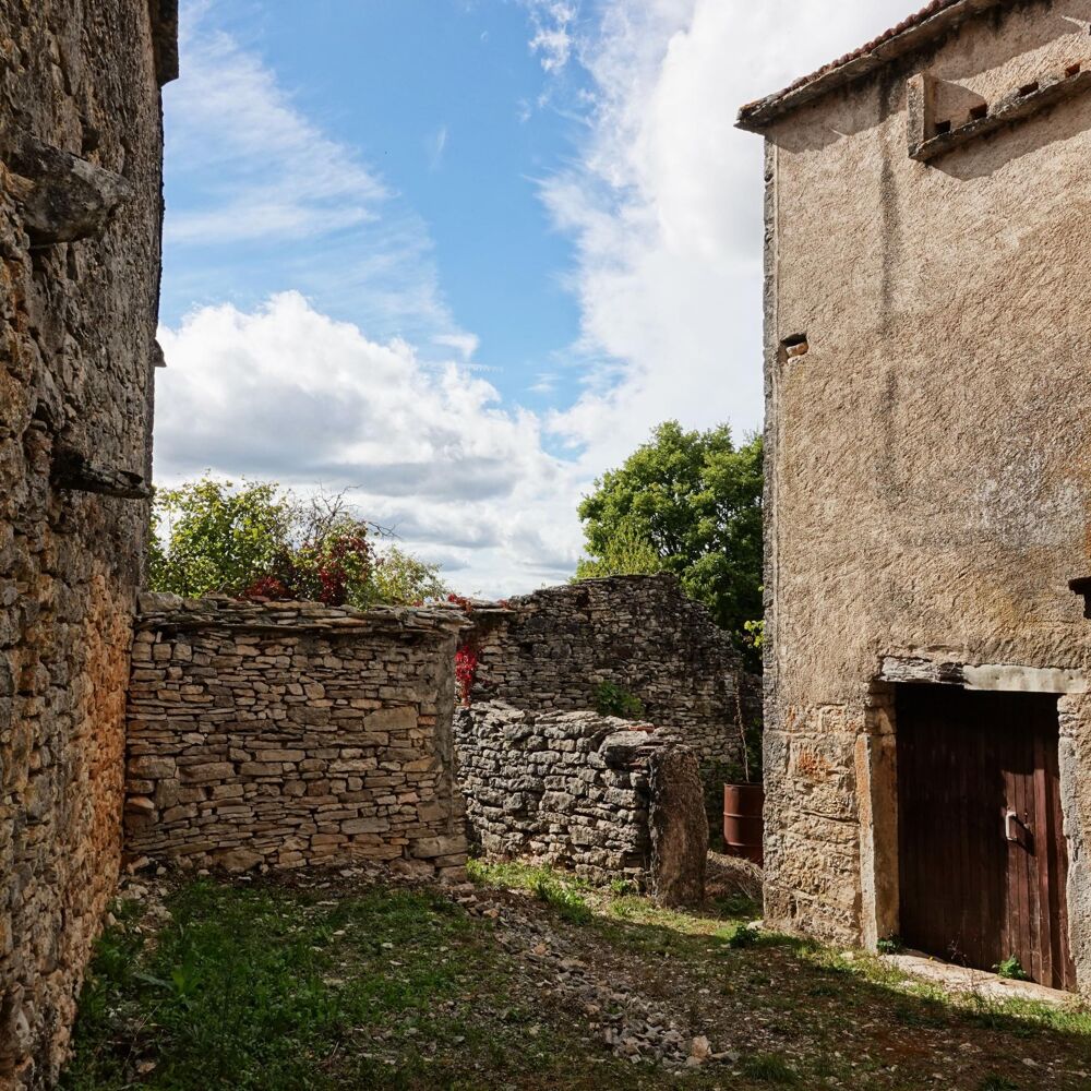 Maison de village ancienne.