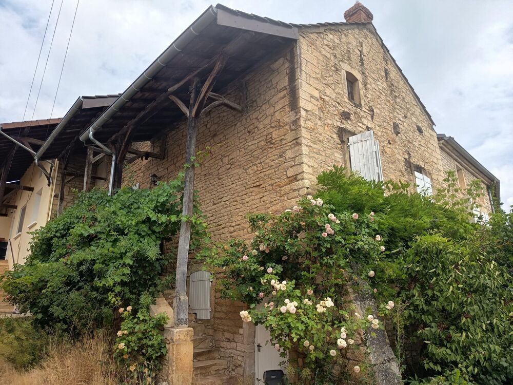 Idéalement située sir la commune de Lugny , aux amateurs de pierre cette grande maison familiale sera vous séduire