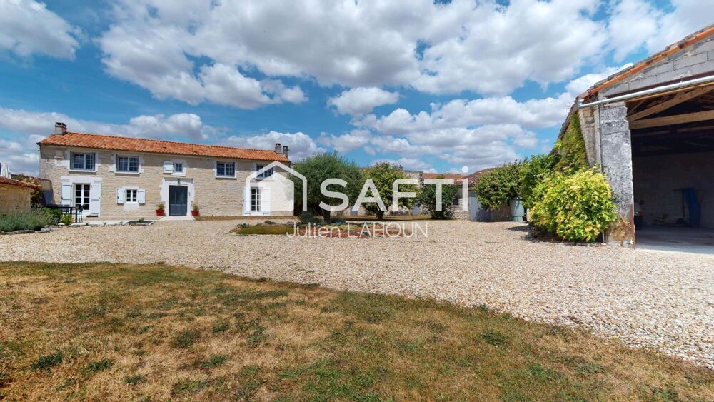 Vente Maison Maison charentaise rénovée avec piscine et dépendances Sigogne