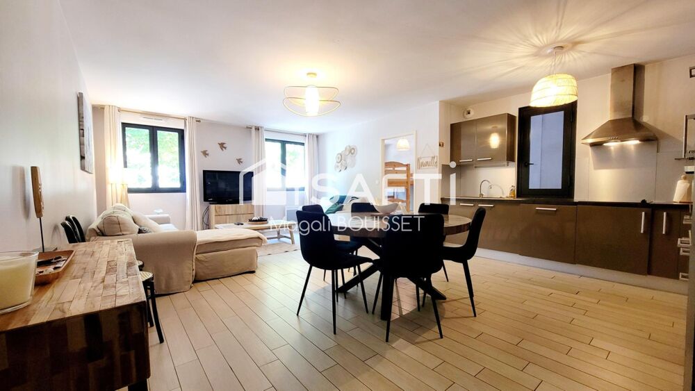 Appartement T4 de 91m², refait à neuf matériaux de qualité et vendu meublé, terrasse, ascenseur, place de parking.