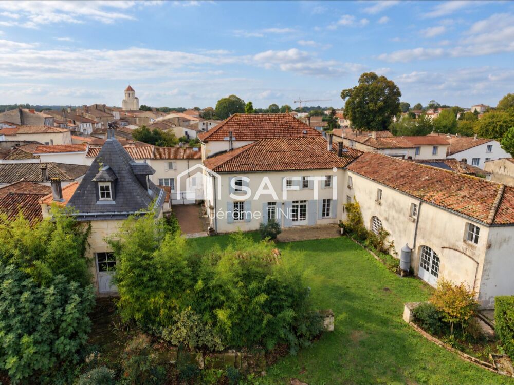 Vente Maison Demeure de charme avec piscine et dépendances – Parc de 1 553 m² au cœur de Cozes Cozes
