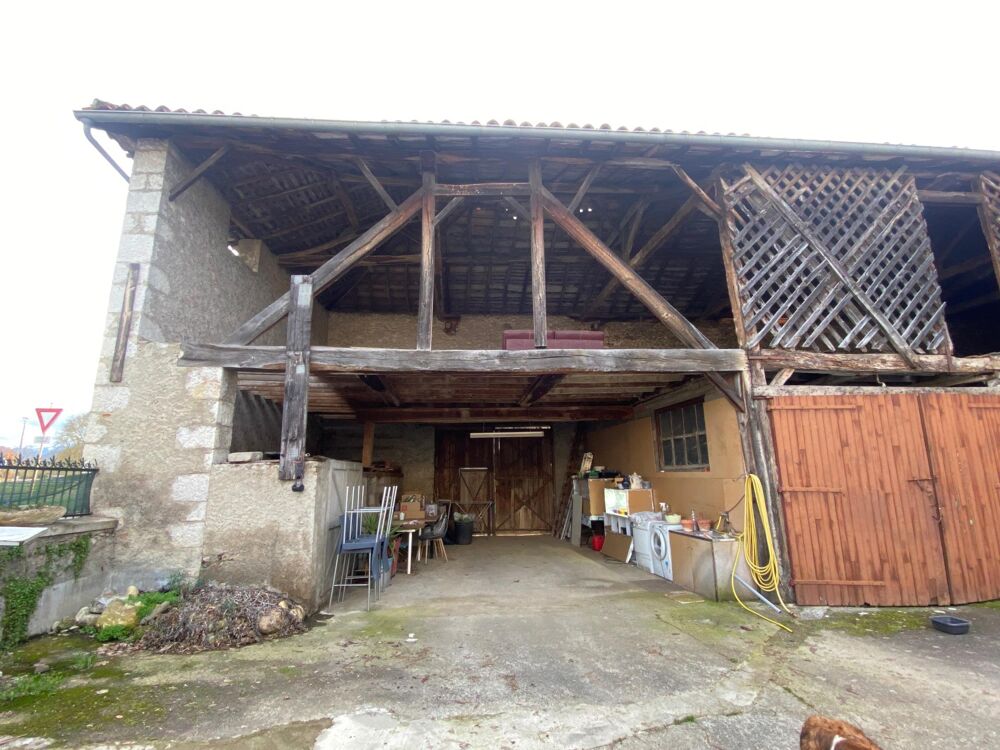 Ancien corps de ferme rénové avec dépendances