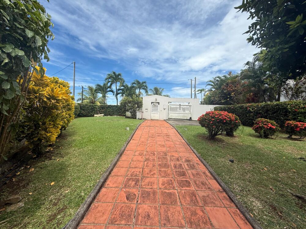Vente Maison Magnifique villa d'architecte édifiée sur un terrain de 1200m², développant 3 niveaux, dont un rez-de-jardin, un rez-de-chaussée Riviere-salee