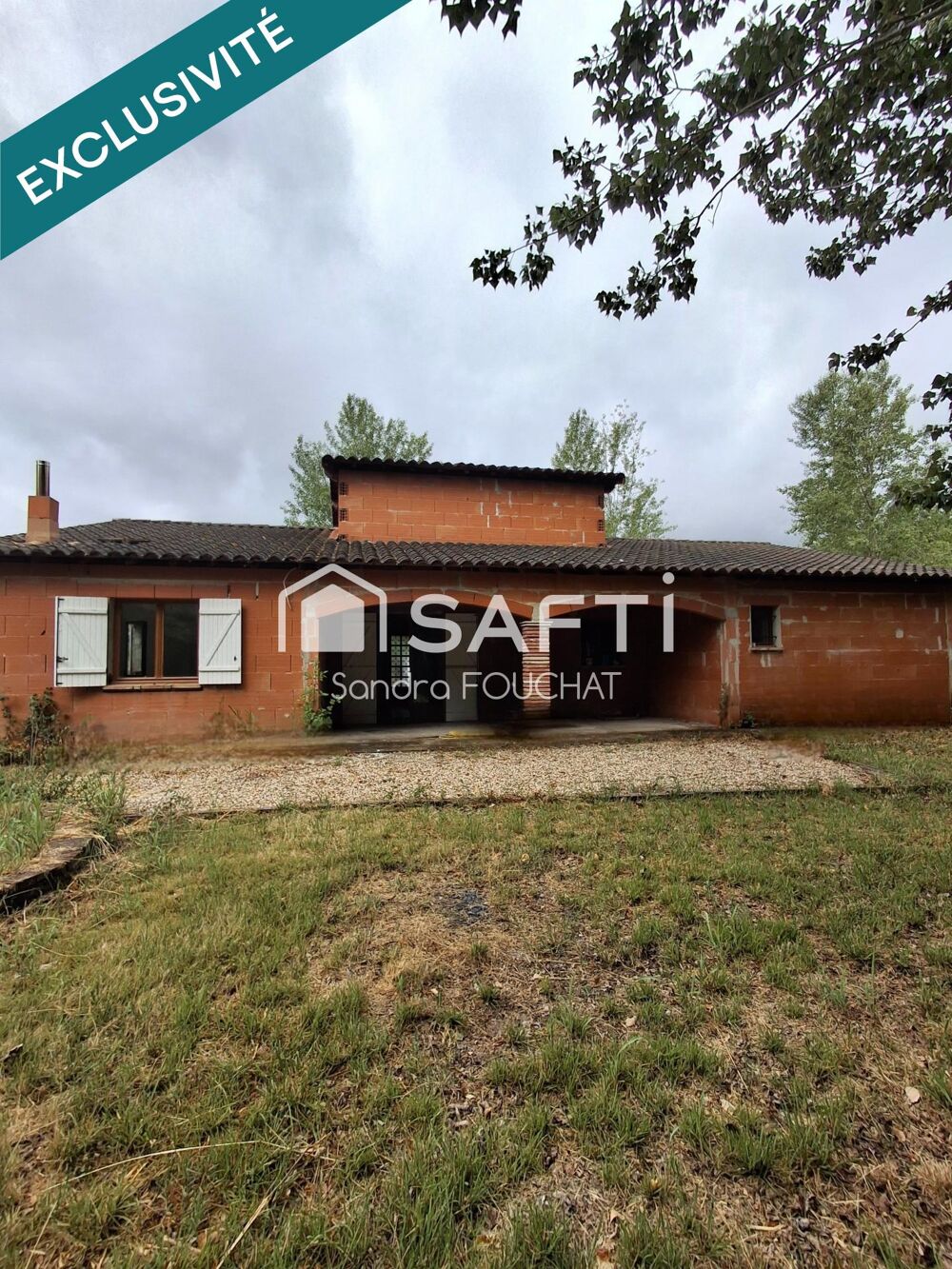 Maison traditionnelle sur terrain agricole  Calme
